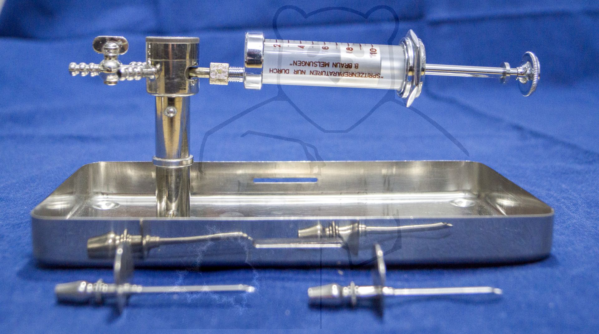 Set zur direkten Bluttransfusion, ca. 1940, Aufgesetzte Transferspritze mit Drei-Wege-Verteiler, seitliche Ansicht